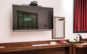 首尔Jardin Hotel的墙上有一台大屏幕平板电视，还有一面镜子 更多100张照片
