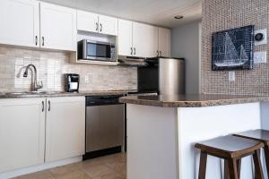 Køkken eller tekøkken på Blue Escape - Ski-In-Out Hot Tub Shuttle