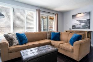 Et opholdsområde på Blue Escape - Ski-In-Out Hot Tub Shuttle