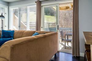 Et opholdsområde på Blue Escape - Ski-In-Out Hot Tub Shuttle + 42 billeder