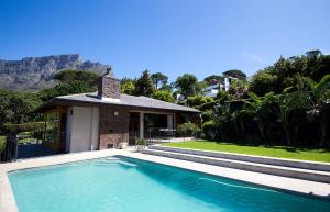 Hồ bơi trong/gần Table Mountain mid-century magic