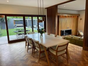 Khu vực ghế ngồi tại Table Mountain mid-century magic