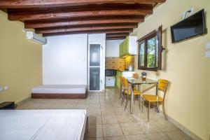 TV a/nebo společenská místnost v ubytování Terra Vine Collection - Raisin House