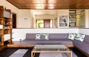 Khu vực ghế ngồi tại Table Mountain mid-century magic