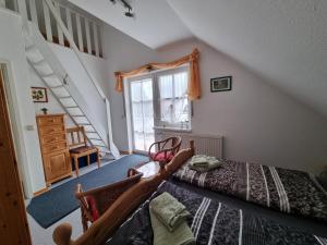 Giường trong phòng chung tại Ferienhaus zur Alleenstraße