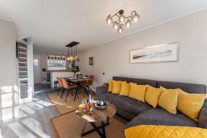 un salon avec un canapé et une table dans l'établissement Hüs Swarte Wall, à Kampen