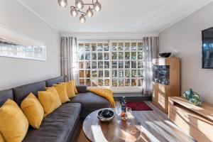 un salon avec un canapé et une table dans l'établissement Hüs Swarte Wall, à Kampen