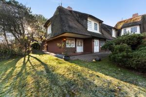 une vieille maison avec un toit de chaume dans l'établissement Hüs Swarte Wall, à Kampen