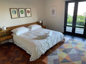 Giường trong phòng chung tại Table Mountain mid-century magic +75 ảnh