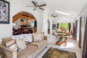 Χώρος καθιστικού στο 180 Degree Lakefront Views-Fire Pit-Swimming