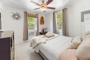 Ένα ή περισσότερα κρεβάτια σε δωμάτιο στο 180 Degree Lakefront Views-Fire Pit-Swimming