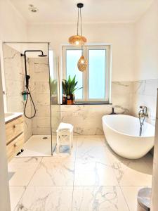 Ένα μπάνιο στο Maison spacieuse, sereine proche du coeur de la ville et de la gare +14 φωτογραφίες