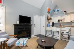 un salon avec une cheminée et une télévision dans l'établissement Blue Haven Ski-In-Out Pool Hot Tub Shuttle, à Blue Mountains