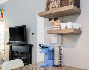 un salon avec des étagères et une cheminée dans l'établissement Blue Haven Ski-In-Out Pool Hot Tub Shuttle, à Blue Mountains