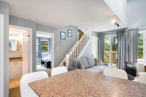 un salon avec une table et un canapé dans l'établissement Blue Haven Ski-In-Out Pool Hot Tub Shuttle, à Blue Mountains 40 autres photos