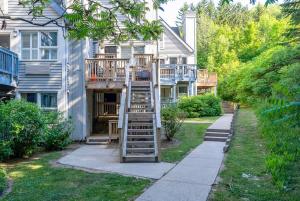 ein Baumhaus mit einer Leiter im Hof in der Unterkunft Fox Ridge - Ski-In-Out Pool Hot Tub Shuttle in Blue Mountains