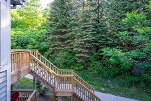 eine Holztreppe an einem Haus mit Bäumen in der Unterkunft Fox Ridge - Ski-In-Out Pool Hot Tub Shuttle in Blue Mountains + 48 Fotos