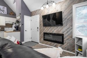 een woonkamer met een open haard en een flatscreen-tv bij Fox Ridge - Ski-In-Out Pool Hot Tub Shuttle in Blue Mountains +47 foto's