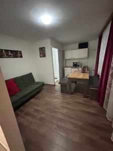 Η κουζίνα ή μικρή κουζίνα στο Cinthias Sonnseiten Apartments Panoramalage über Altenmarkt, Nähe Therme und Skigebiet +18 φωτογραφίες