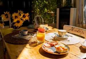 uma mesa de madeira com um prato de comida e sumo de laranja em Il Mandorlo - Agriturismo e Azienda Agricola Ferrato em Ancona mais 56 fotografias