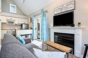 a living room with a couch and a fireplace at Whispering Pines - Ski-In-Ou Pool Shuttle in Blue Mountains