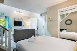 a hotel room with a bed and a television at Whispering Pines - Ski-In-Ou Pool Shuttle in Blue Mountains