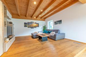 图尔菲斯Appartement Bergliebe的客厅里有一张沙发和一张桌子。