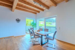 图尔菲斯Appartement Bergliebe的餐厅里有一张桌子和几把椅子 更多5张照片