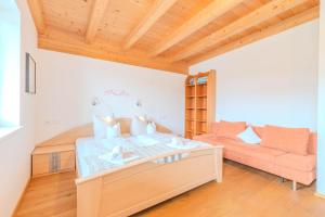 图尔菲斯Appartement Bergliebe的带一张大床和一张沙发的卧室