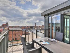 balkon ze stołem i krzesłami oraz widokiem w obiekcie Ohlerich Speicher App 43 w mieście Wismar