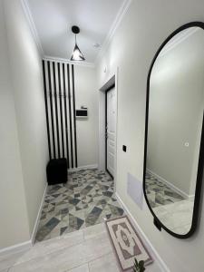 Квартира посуточно في أستانا: حمام مع مرآة كبيرة وممر