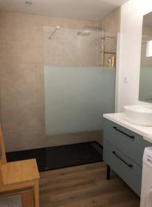 Ванная комната в Gîte soline avec piscine chauffée +6 фотографий