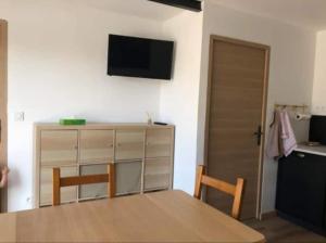 Телевизор и/или развлекательный центр в Gîte soline avec piscine chauffée