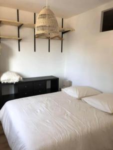 Кровать или кровати в номере Gîte soline avec piscine chauffée