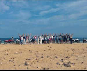 Marsa AlamOyster Bay Beach Suites的一群人站在海滩上 更多47张照片