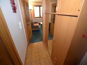 亚希莫夫Apartment in Jachymov near Ski Lift的从带门的房间可欣赏到走廊的景色