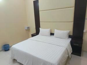 Un pat sau paturi într-o cameră la روعة أجا للشقق المخدومة غرفة وصالة