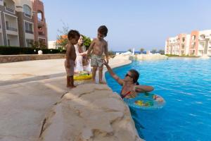 Marsa AlamOyster Bay Beach Suites的一群孩子在游泳池里玩耍