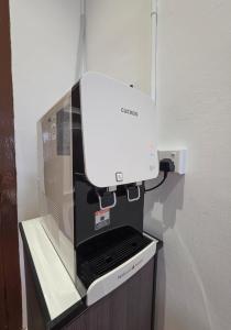 New ! 6 Pax Super Mario Georgetown Heritage Pre-war House 2 Bedroom في جورج تاون: وجود فرن الميكروويف فوق الكاونتر +7 صور