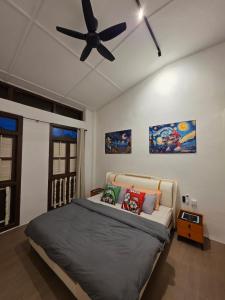 New ! 6 Pax Super Mario Georgetown Heritage Pre-war House 2 Bedroom في جورج تاون: غرفة نوم بها سرير ومروحة سقف