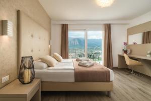 Ένα ή περισσότερα κρεβάτια σε δωμάτιο στο Hotel Benacus Panoramic
