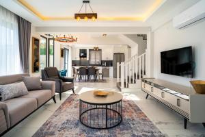 Телевизор и/или развлекательный центр в ASELYA-Villa with Private Pool for 8 Persons in Fethiye Gocek