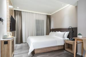 Postel nebo postele na pokoji v ubytování Hanting Hotel Shenzhen Guomao Subway Station