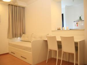 a room with a table with chairs and a couch at The Park Hall Flat Service Higienópolis in Sao Paulo