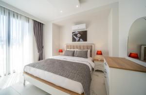 Кровать или кровати в номере ASELYA-Villa with Private Pool for 8 Persons in Fethiye Gocek +36 фотографий