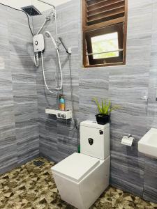 Un baño con ducha, inodoro y lavabo. en Moon View Home stay, en Kamburugamuwa