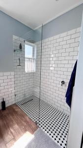 Ένα μπάνιο στο Kalliste Boutique Stays, Misty Shores Cottage