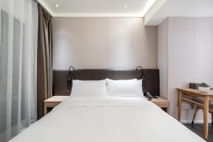Postel nebo postele na pokoji v ubytování Hanting Hotel Shenzhen Guomao Subway Station + 2 fotografie