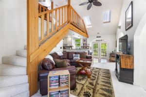 Χώρος καθιστικού στο 180 Degree Lakefront Views-Fire Pit-Swimming