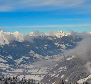 巴德加斯坦Susis Alpen Apartment的享有山脉和雪覆盖山脉的美景